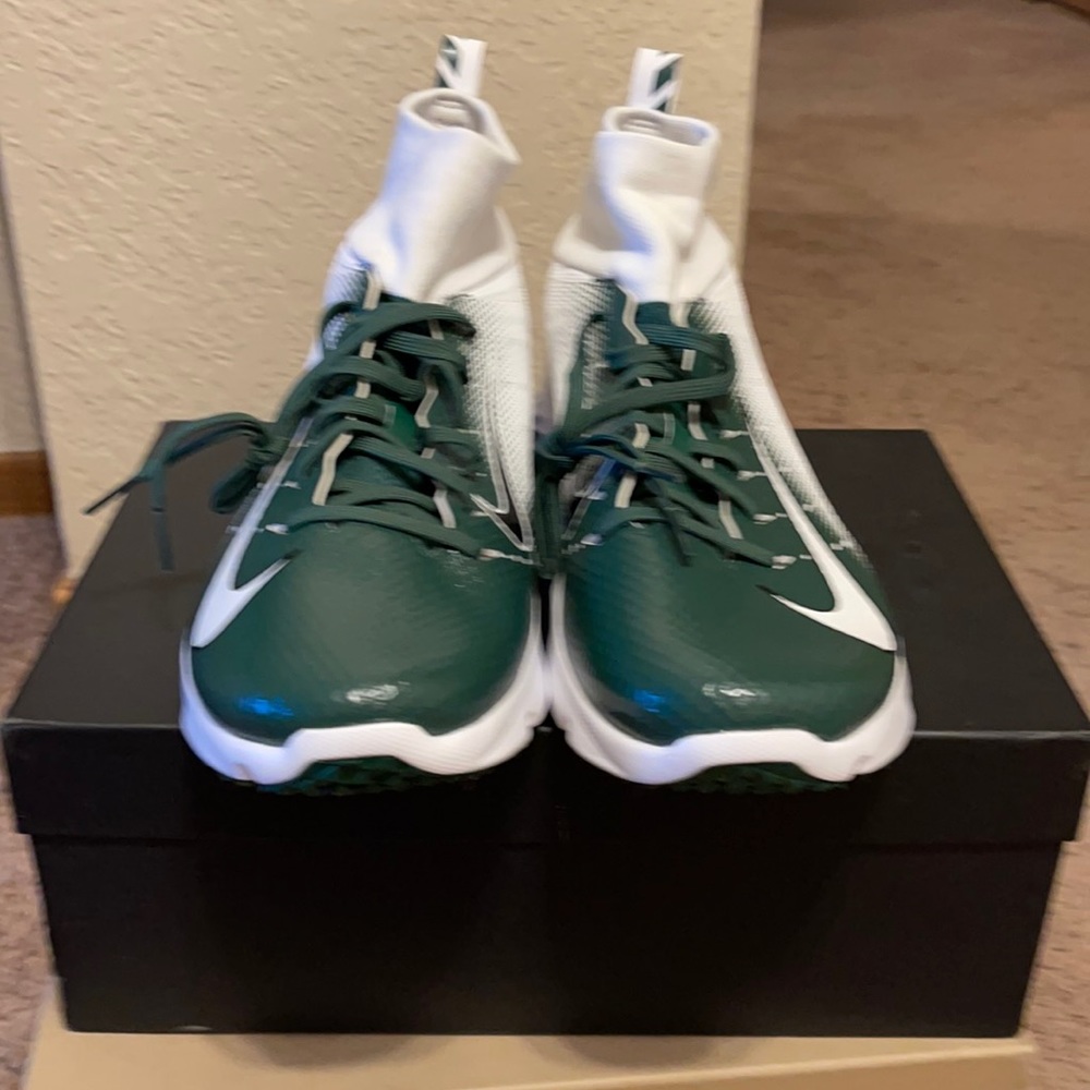 Brand NEW” pair of Foot Ball 🏈 cleats.🔥🔥🔥
